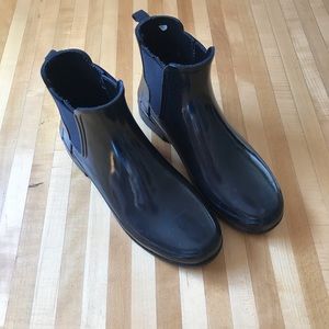 Hunter black gloss short booties 8